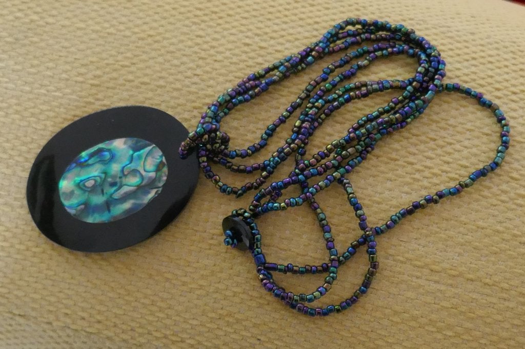 Kleurrijke Abalone hanger aan ketting, Met hanger, Overige kleuren, Verzenden, Zo goed als nieuw
