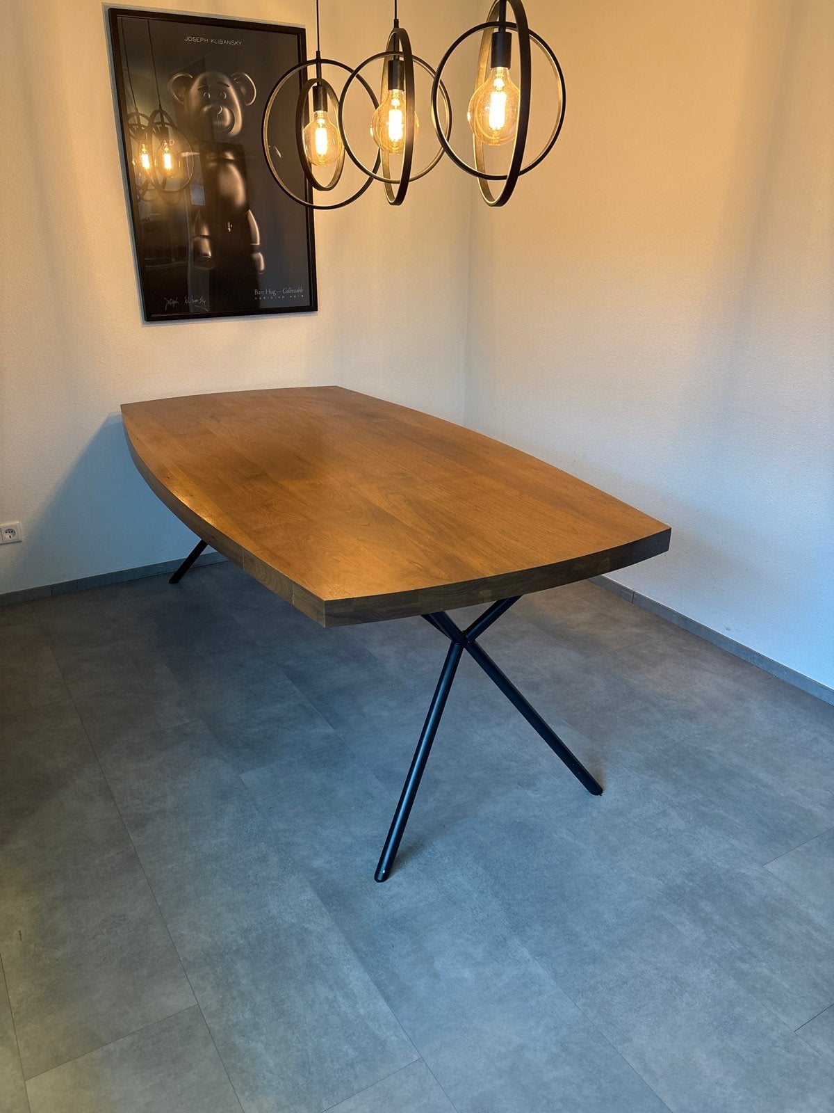Deens ovale notenhouten tafel met zwart stalen onderstel, Huis en Inrichting, Ophalen, Gebruikt, 100 tot 150 cm, 200 cm of meer