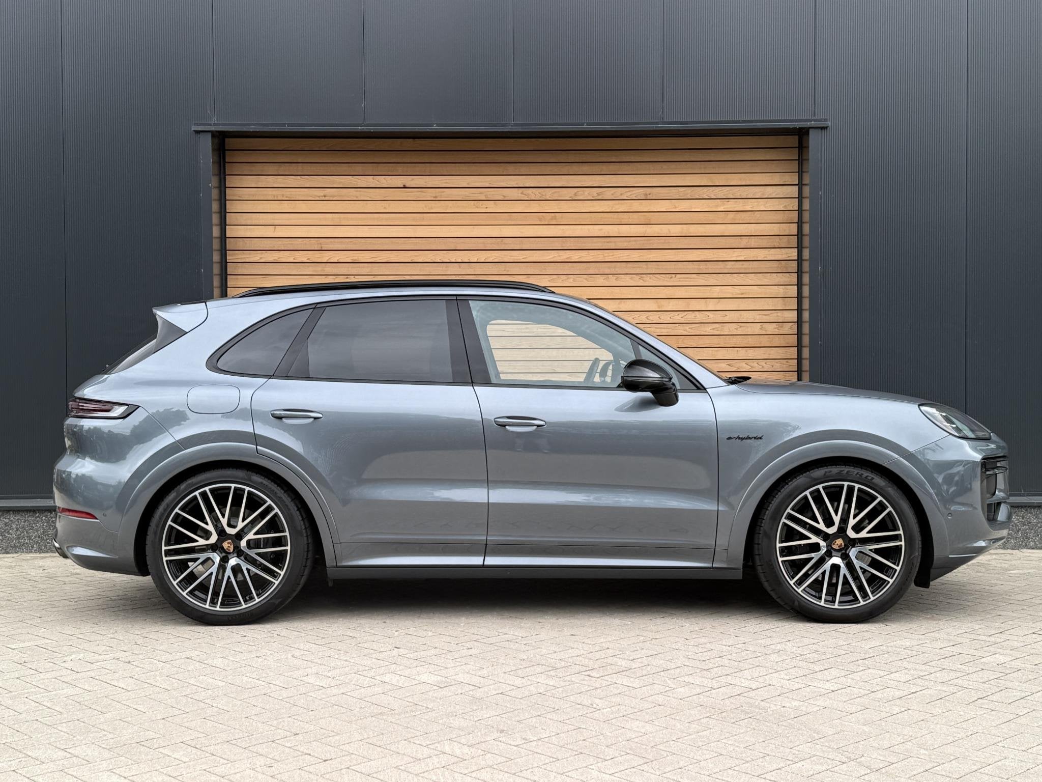 Porsche Cayenne 3.0 E-Hybrid Black Edition SportDesign PANO|, Auto's, Porsche, Automaat, Cayenne, Gebruikt, 2995 cc