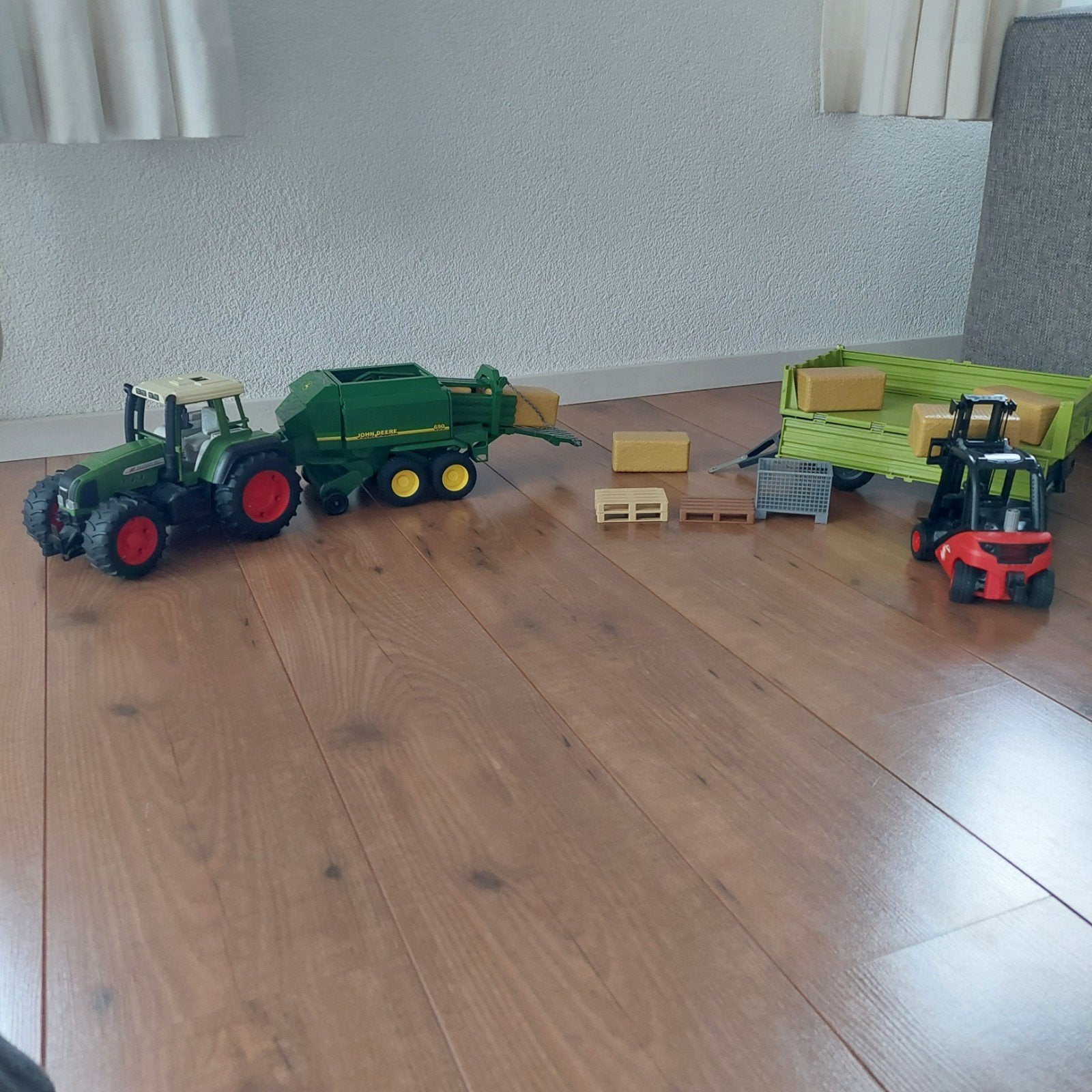 Bruder trekker/ kar/ pakkenpers / heftruck, Ophalen of Verzenden, Zo goed als nieuw
