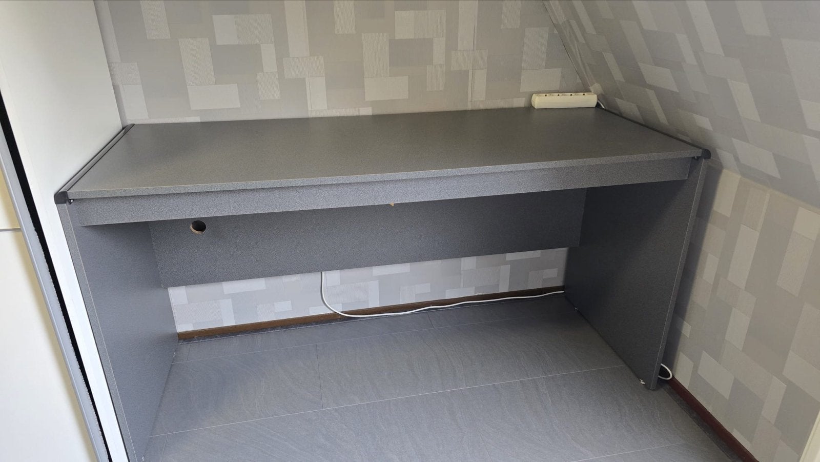 Grijs studie bureau - 150x58x77cm, Ophalen, Overige typen, Gebruikt, Spaanplaat of MDF
