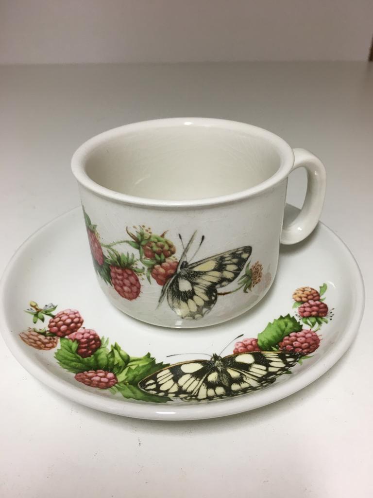 Marjolein Bastin kop en schotel met vlinder en frambozen, Nieuw, Ophalen of Verzenden, Overige stijlen, Kop(pen) en/of Schotel(s)