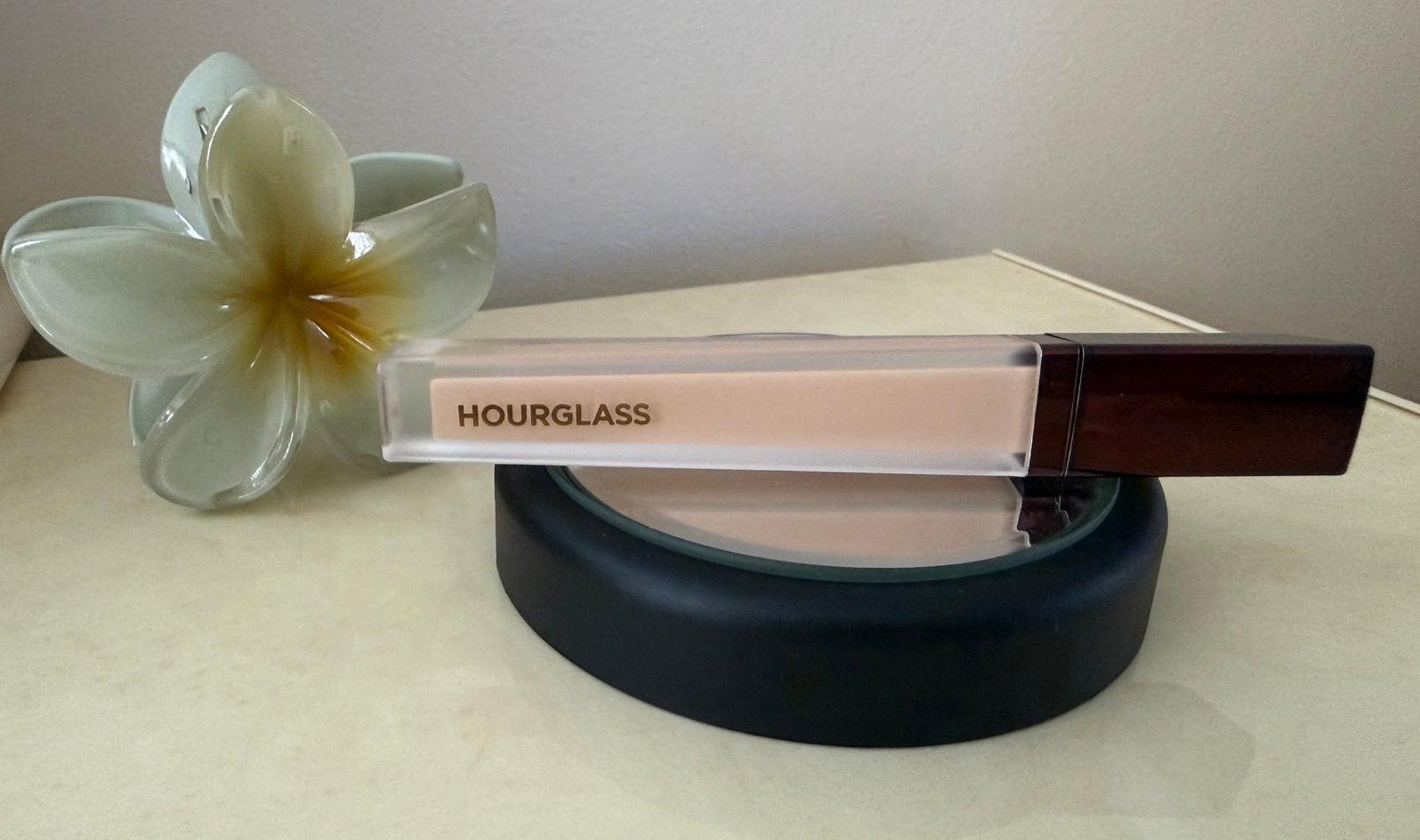 Hourglass Vanish Airbrush Concealer – 3.3 Ecru, Ophalen of Verzenden, Zo goed als nieuw, Gehele gezicht, Make-up