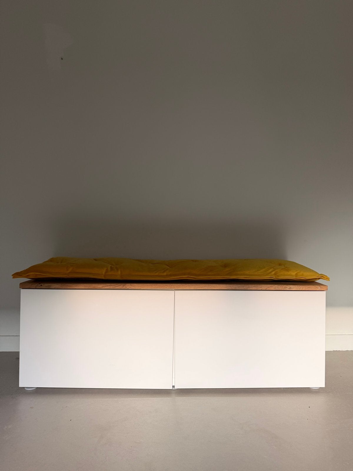 IKEA Besta TV-meubel met eiken zitplank en kussen, Ophalen, Gebruikt