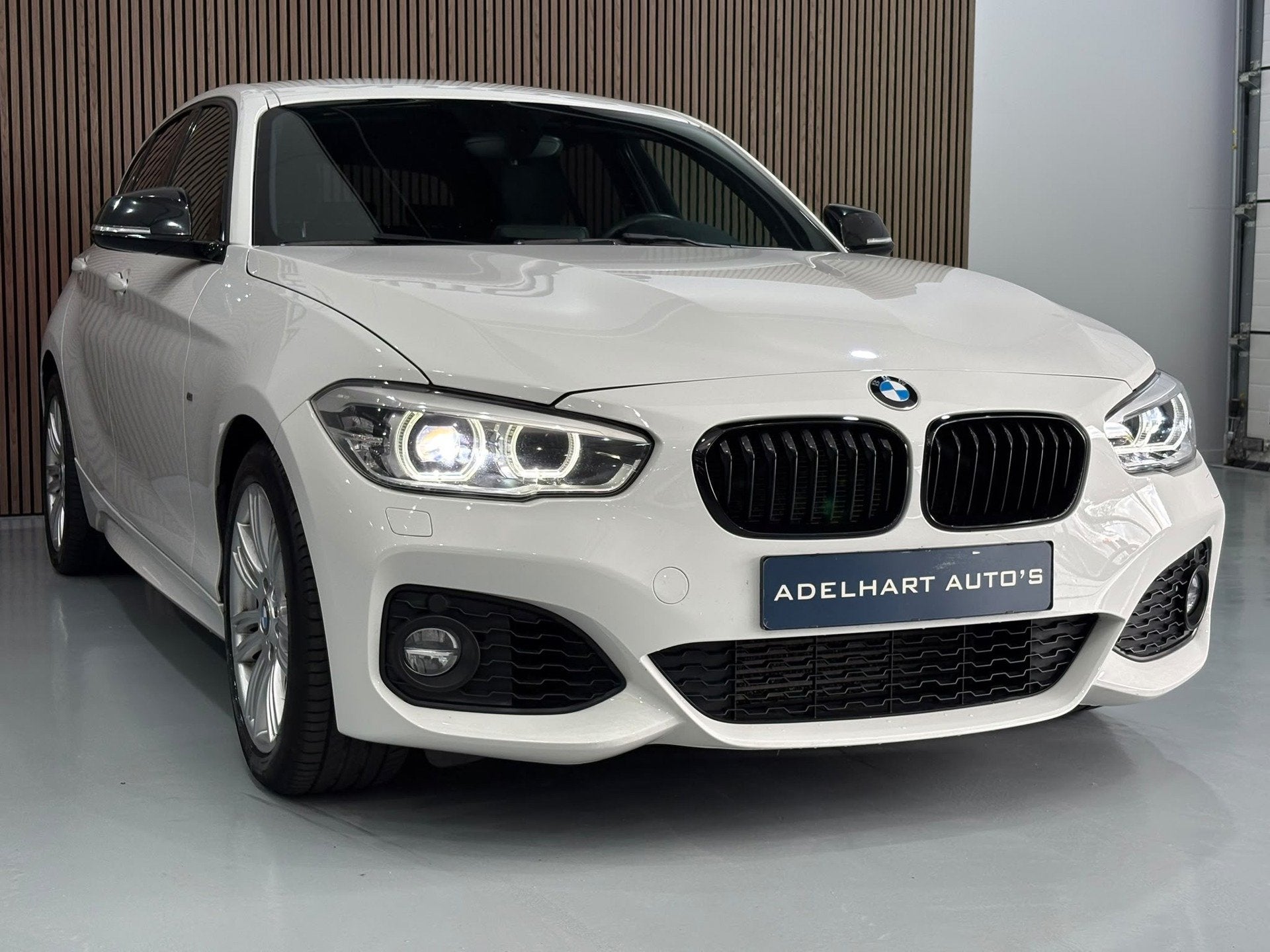 BMW 1-serie 118i Centennial High Executive M-sport Automaat, Gebruikt, Alcantara, Wit, Bedrijf