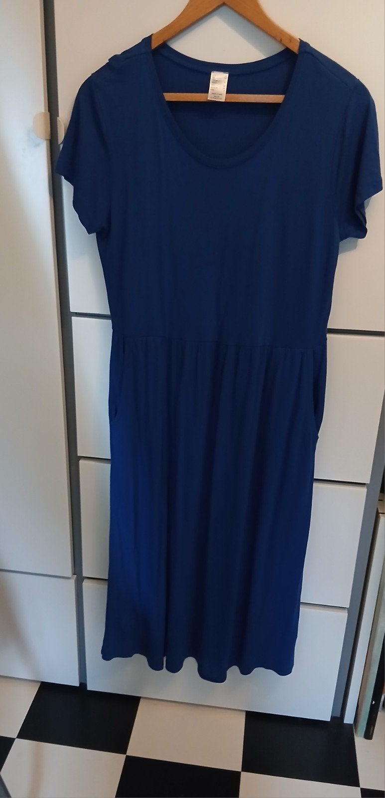 Donkerblauwe jurk met korte mouwen en zakken, Maat 38/40 (M), Blauw, Nieuw, Ophalen of Verzenden