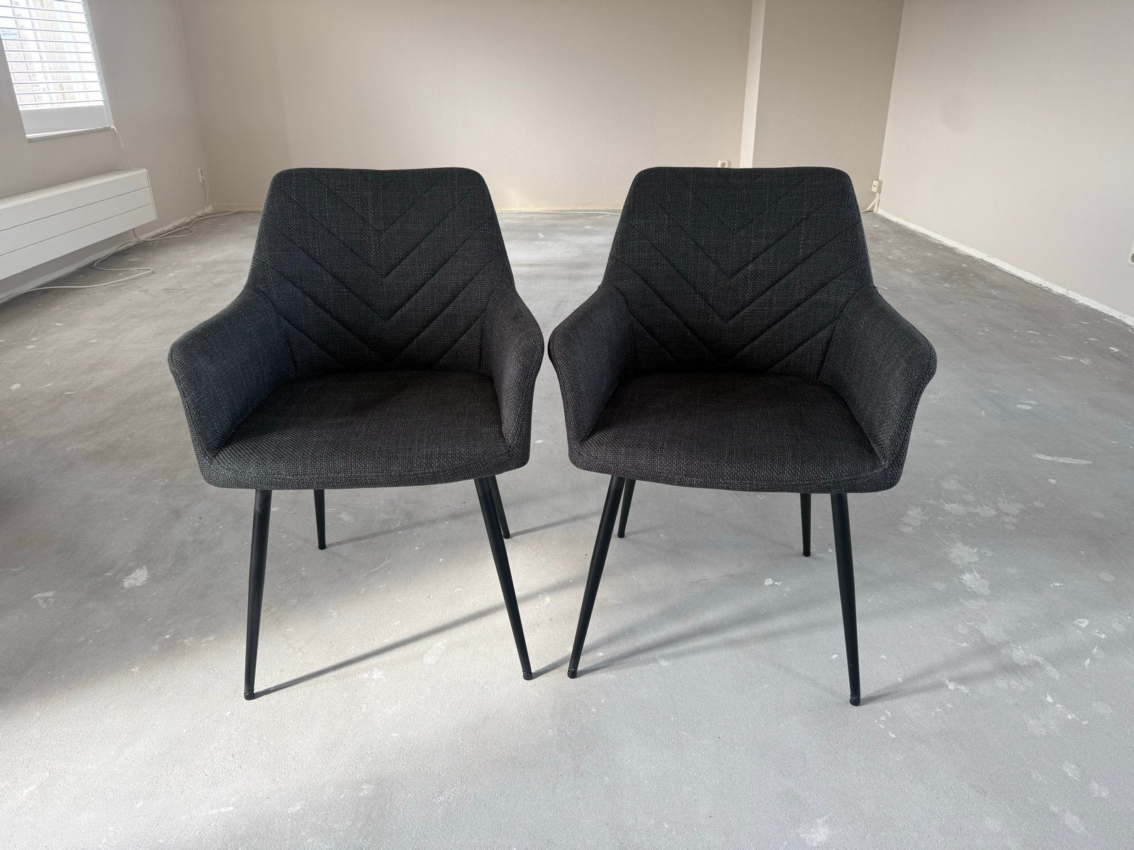 Twee Jysk stoelen - Grijs met zwarte poten, Ophalen, Twee, Zo goed als nieuw, Stof