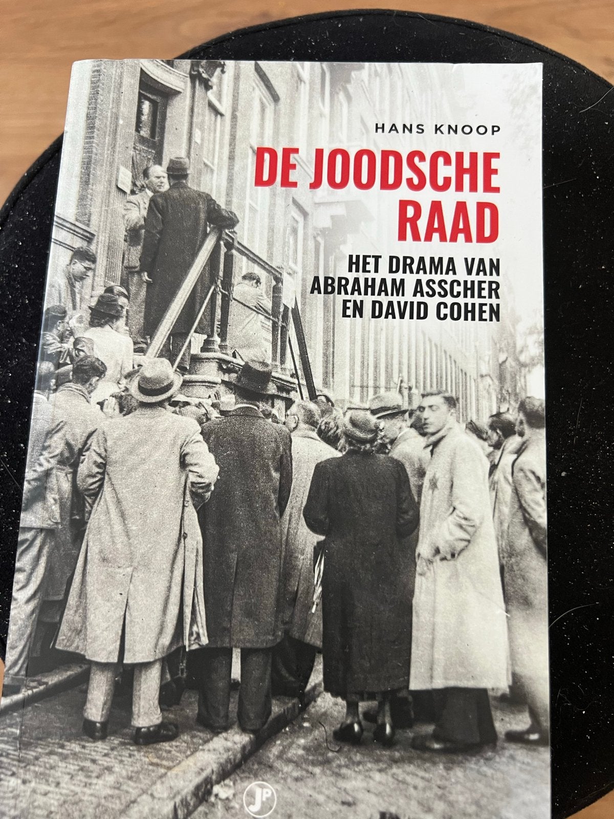 De Joodsche Raad - Het drama van Abraham Asscher en David Co, Boeken, Ophalen of Verzenden, 20e eeuw of later, Zo goed als nieuw