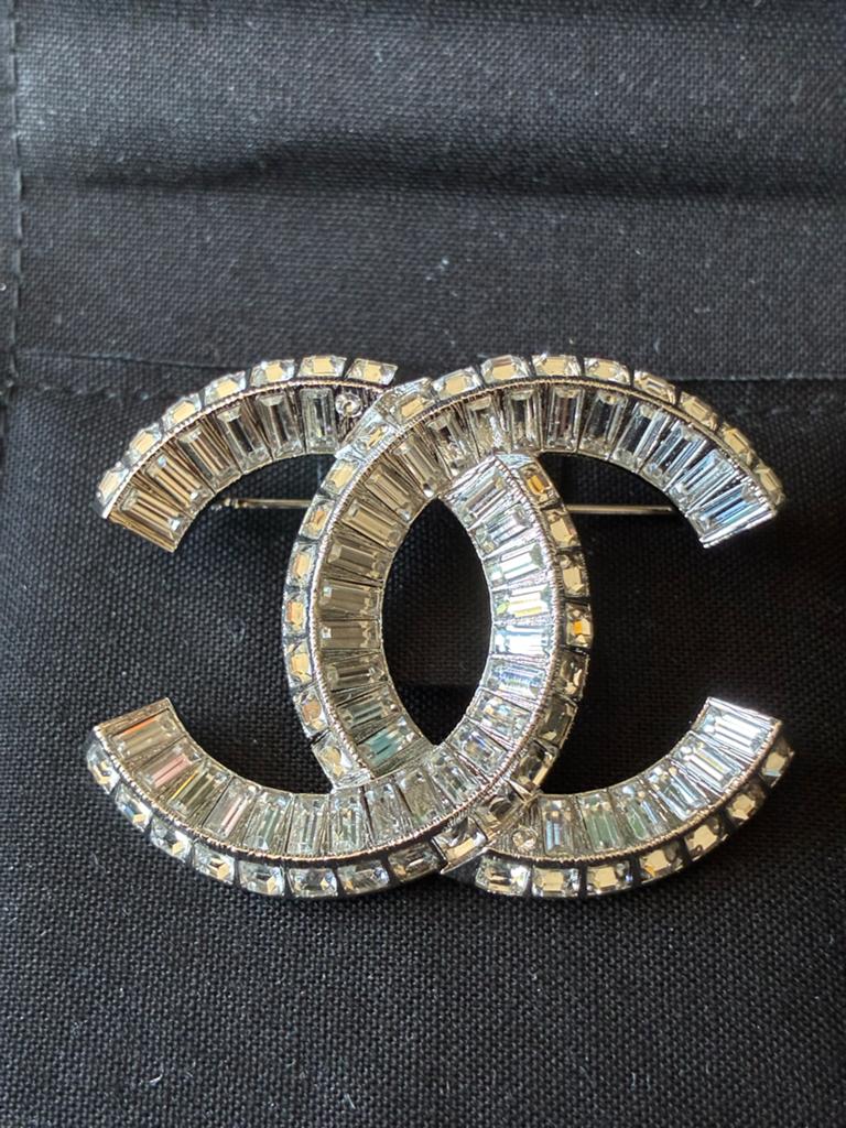 Prachtige zilverkleurige Chanel CC broche met kristallen, 4 tot 7 cm, Nieuw, Zilver, Ophalen