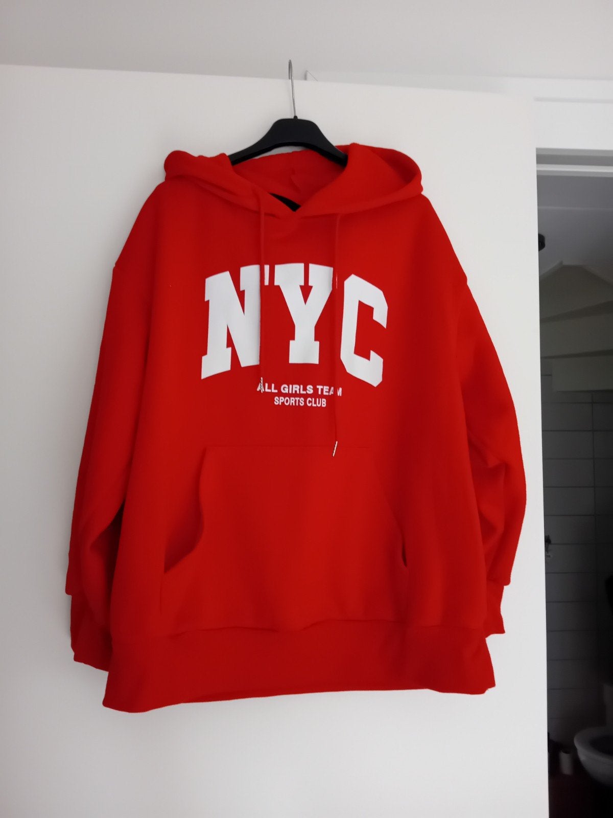 Nieuwe rode NYC sweater met capuchon - Maat XL, Kleding | Dames, Truien en Vesten, Ophalen of Verzenden, Nieuw, Maat 46/48 (XL) of groter