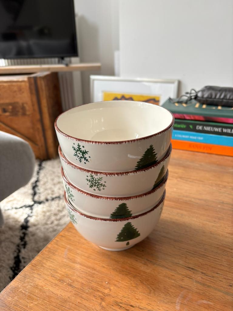 4 Tavola Keramische Kommen met Kerstboom en Sneeuwvlokken, Keramiek, Ophalen of Verzenden, Zo goed als nieuw, Kom(men)