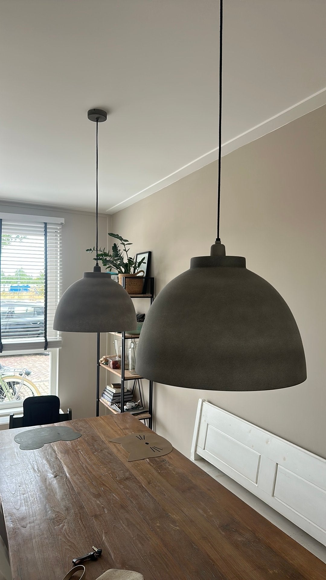 Set van 2 industriële hanglampen, betonlook, Ophalen, Zo goed als nieuw, Overige materialen, E27 (groot)