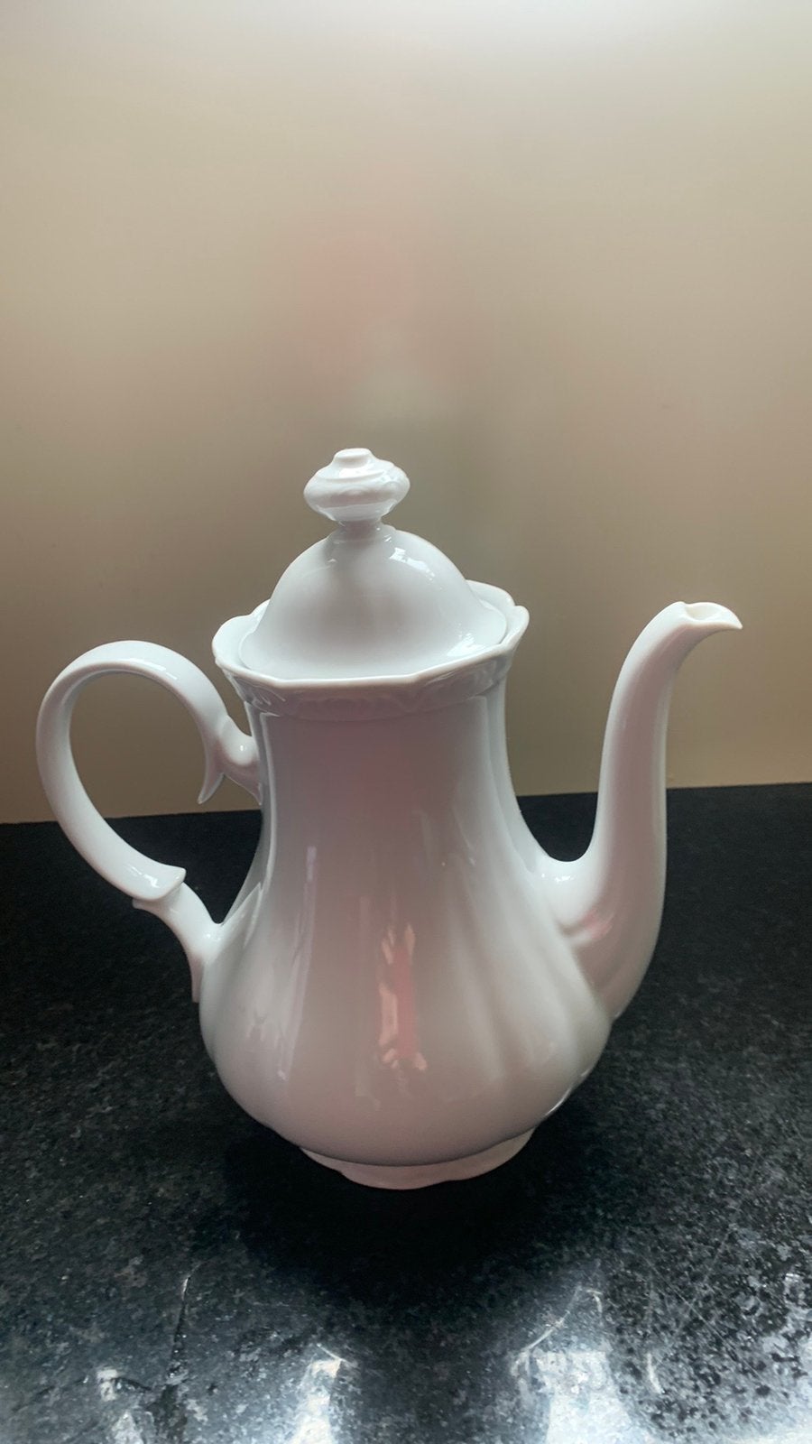 Mitterteich zgan Wit fijn bewerkt Koffiepot orig. Jaren 40, Ophalen of Verzenden, Zo goed als nieuw, Porselein, Overige typen