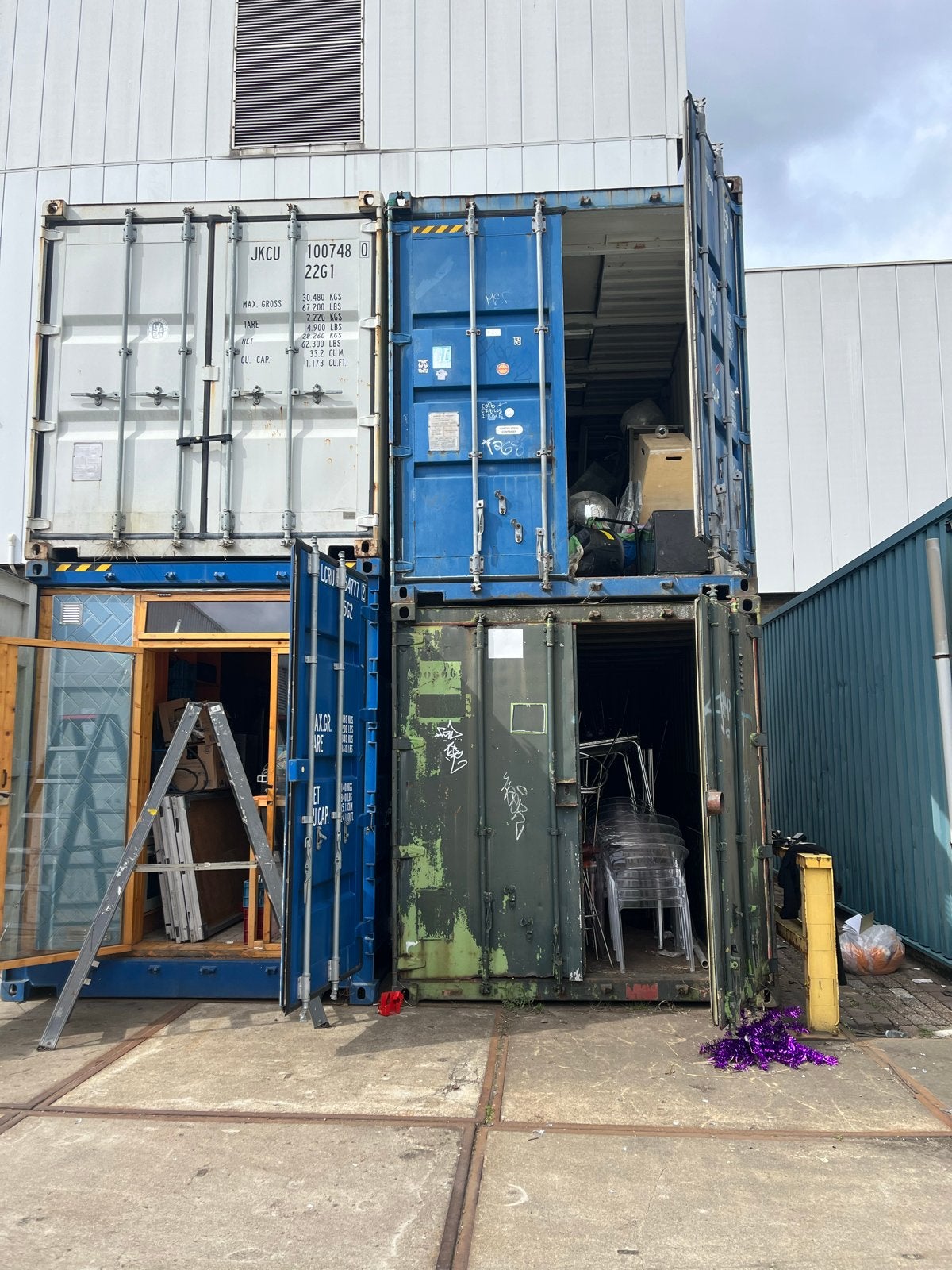 Vier containers met event en horeca spullen, Ophalen