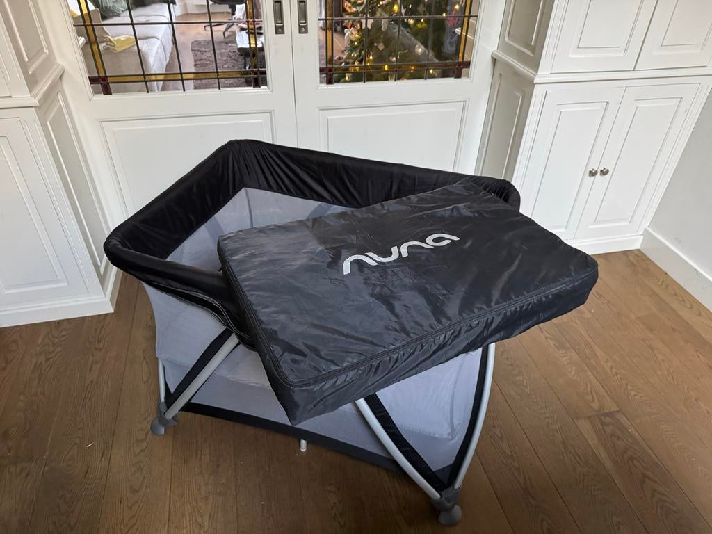 Nuna Sena Reisbedje + Extra's, Ophalen, Zo goed als nieuw, Reisbedje