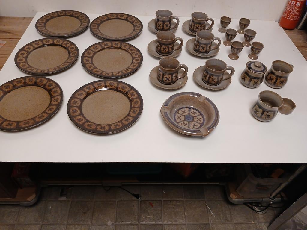 Vintage 30-delig jaren 60-70 aardewerk servies met patroon, Ophalen, Zo goed als nieuw, Overige stijlen
