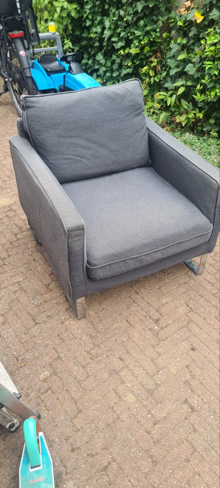 GRATIS: Moderne grijze fauteuil met metalen onderstel, Ophalen, Gebruikt, 75 tot 100 cm, Stof