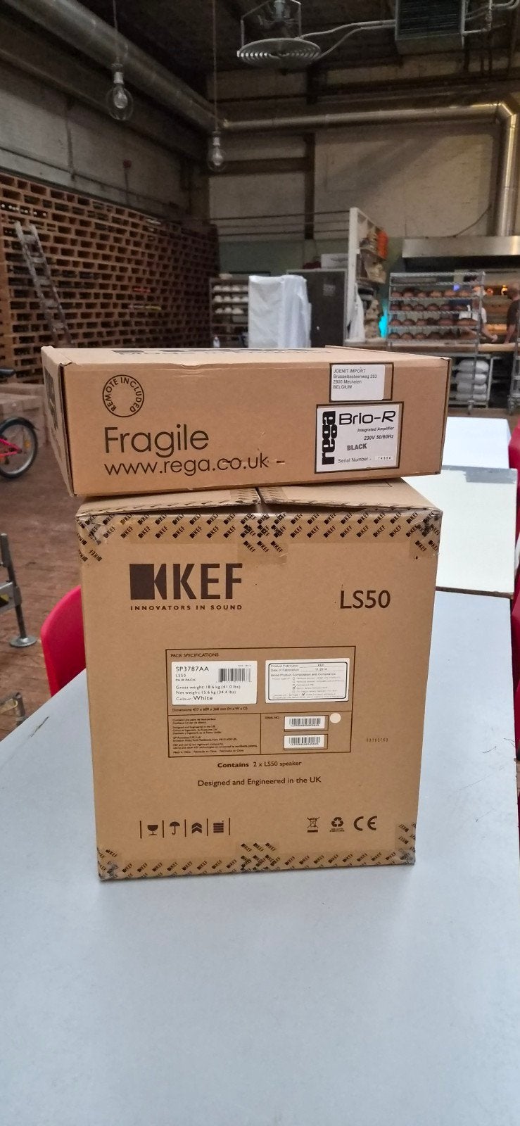 KEF LS50 Luidsprekers (en bijpassende rega versterker), Audio, Tv en Foto, Ophalen, Zo goed als nieuw, Boekenplank luidspreker