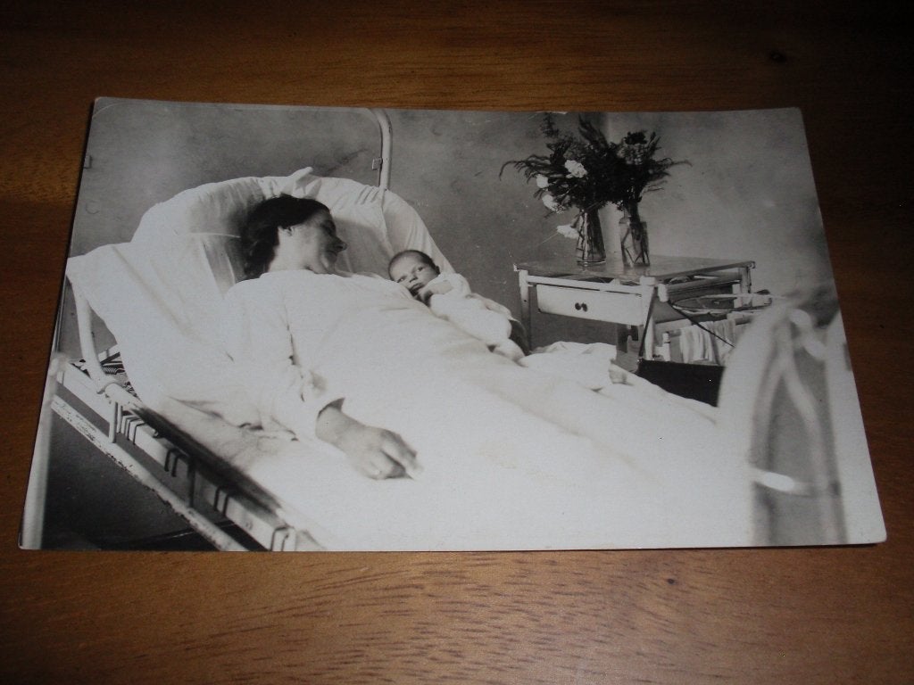 Fotokaart Moeder met baby in ziekenhuisbed Ziekenhuis, Verzenden, 1940 tot 1960, Ongelopen, Kinderen