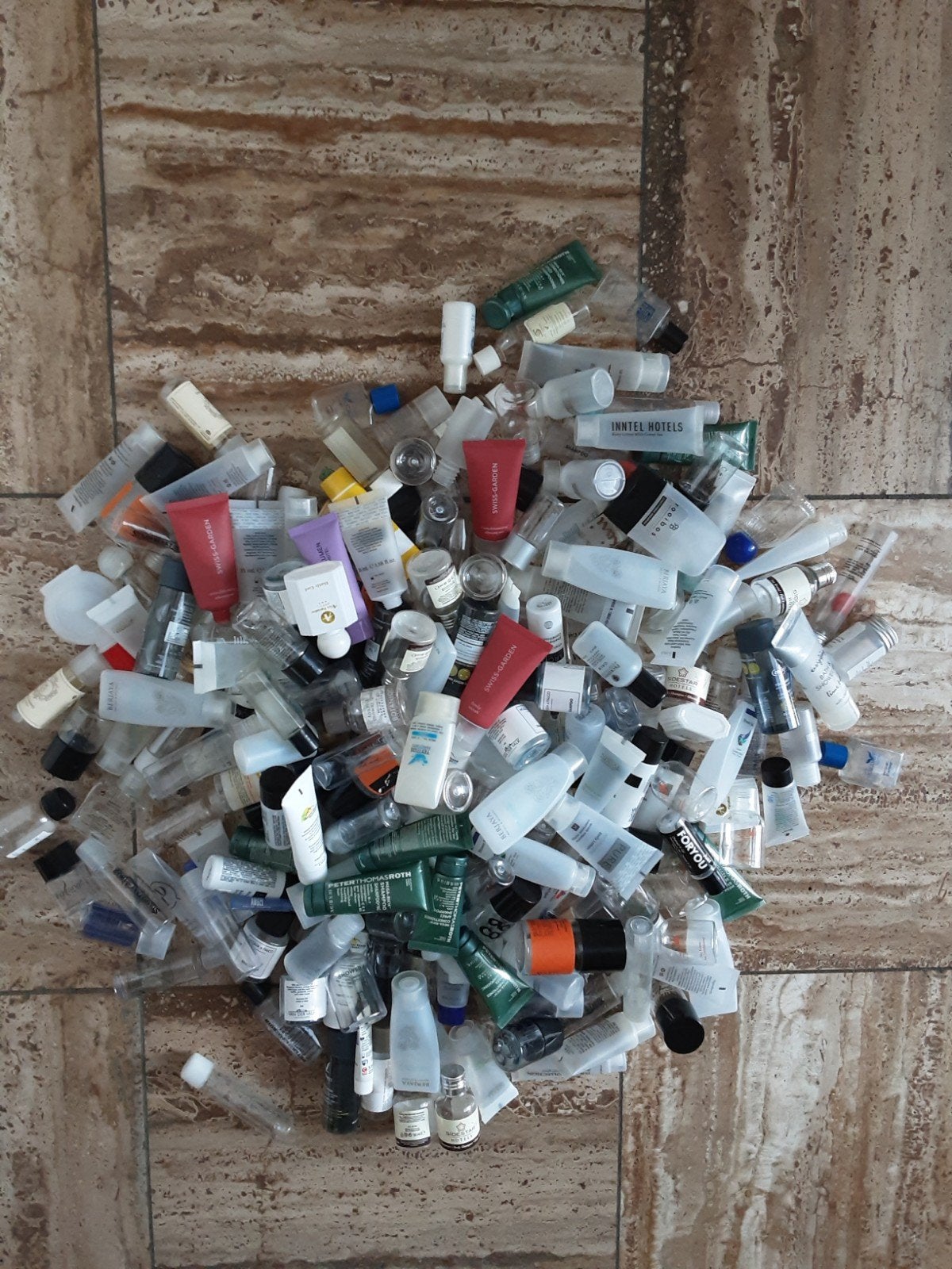 Verzameling hotel shampoo flesjes, Ophalen