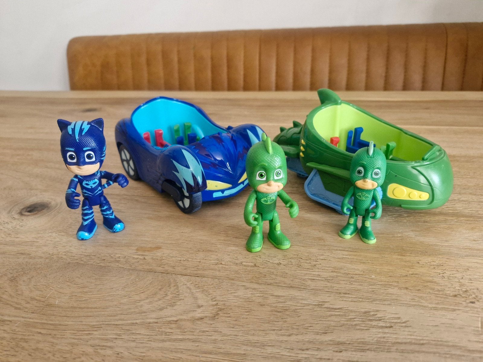 PJ Masks voertuigen: Cat-Car en Gekko-Mobile met figuren, Ophalen of Verzenden, Gebruikt