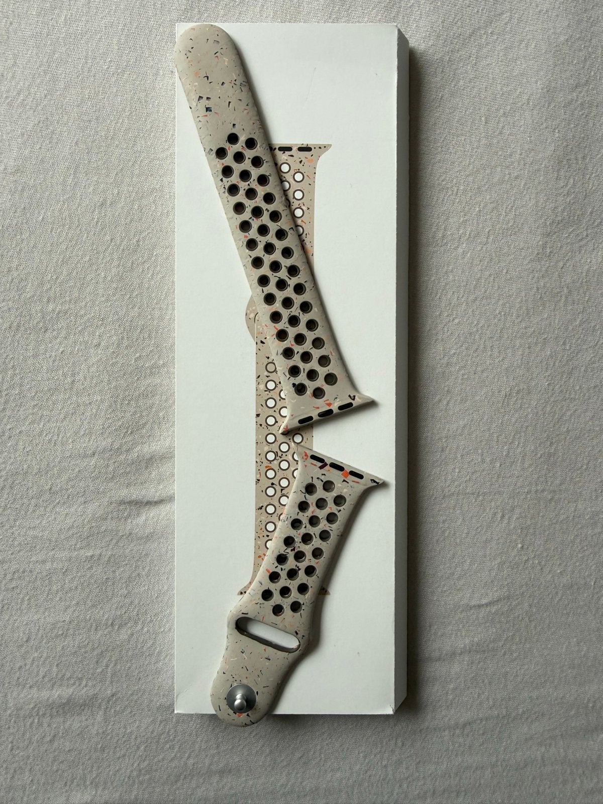 Apple Watch Nike Sport Band - Beige met Oranje Spikkels, Ophalen of Verzenden, Nieuw, Grijs, IOS
