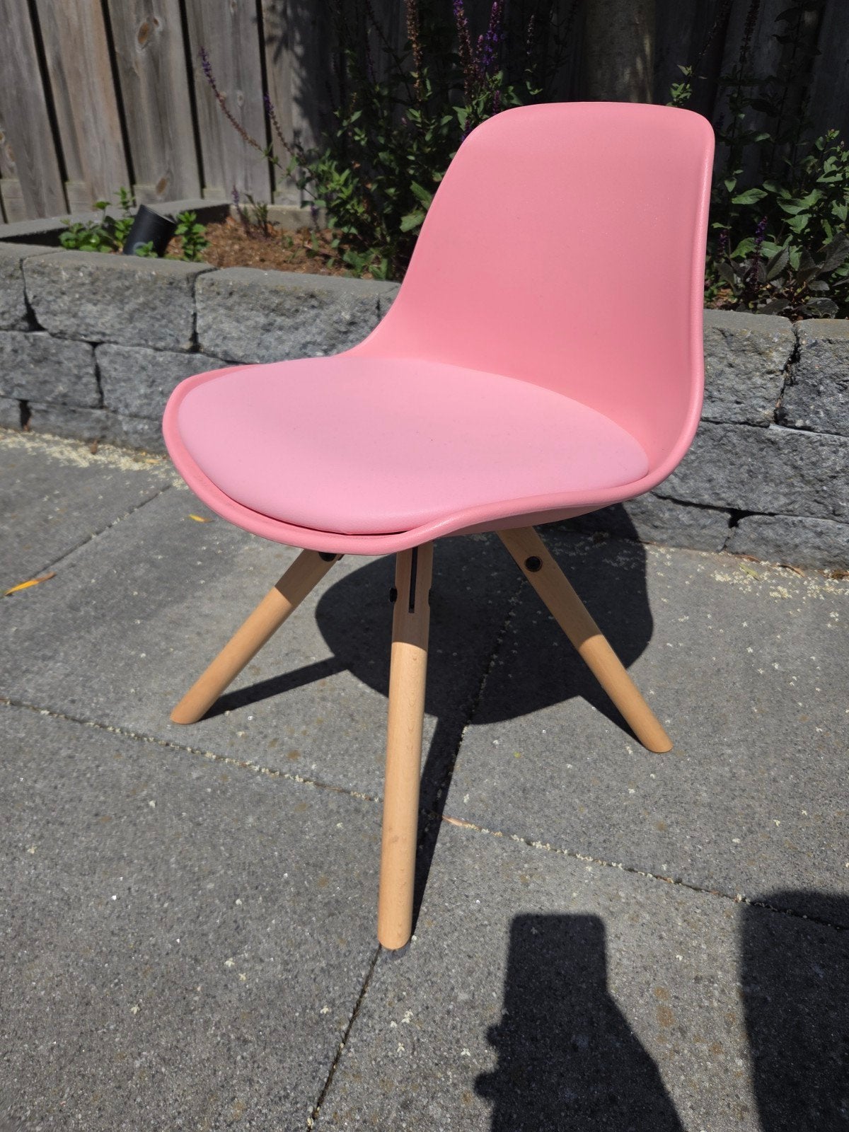 Ikea bureaustoel kind roze met houten poten, Huis en Inrichting, Overige kleuren, Modern, Scandinavisch, Zo goed als nieuw, Eén