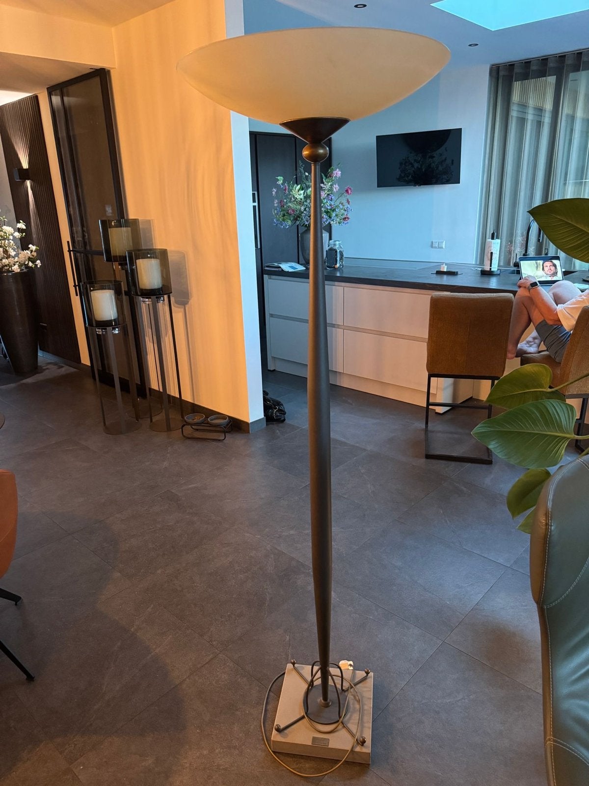 Elegante Staande Lamp met Melkglas Kap, Huis en Inrichting, Lampen | Vloerlampen, Ophalen, Gebruikt, E27 (groot), Metaal