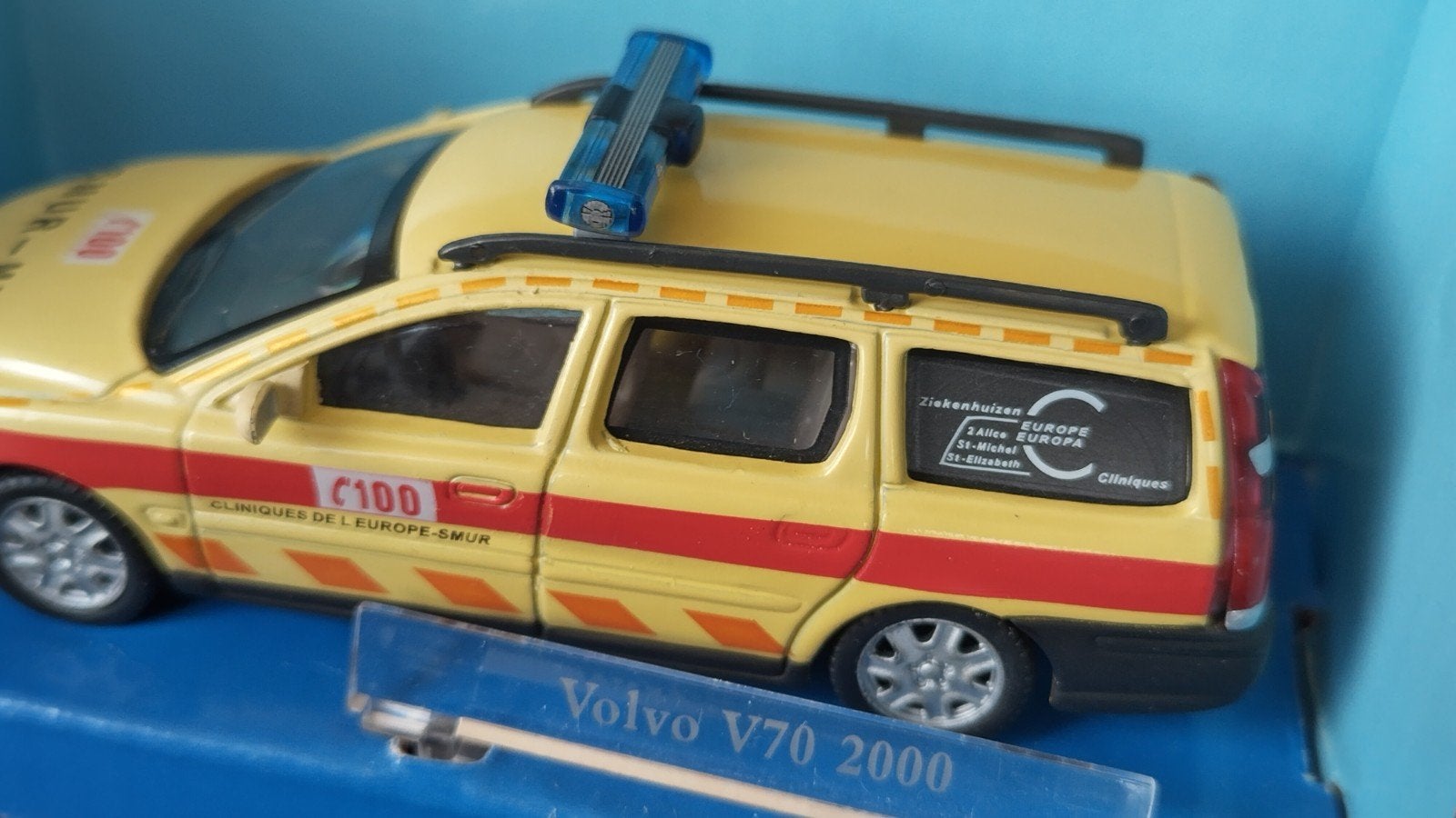 Volvo v70 ambulance België Smur Mug 1:43 Playmix Pol, Hobby en Vrije tijd, Modelauto's | 1:43, Overige merken, Auto, Verzenden