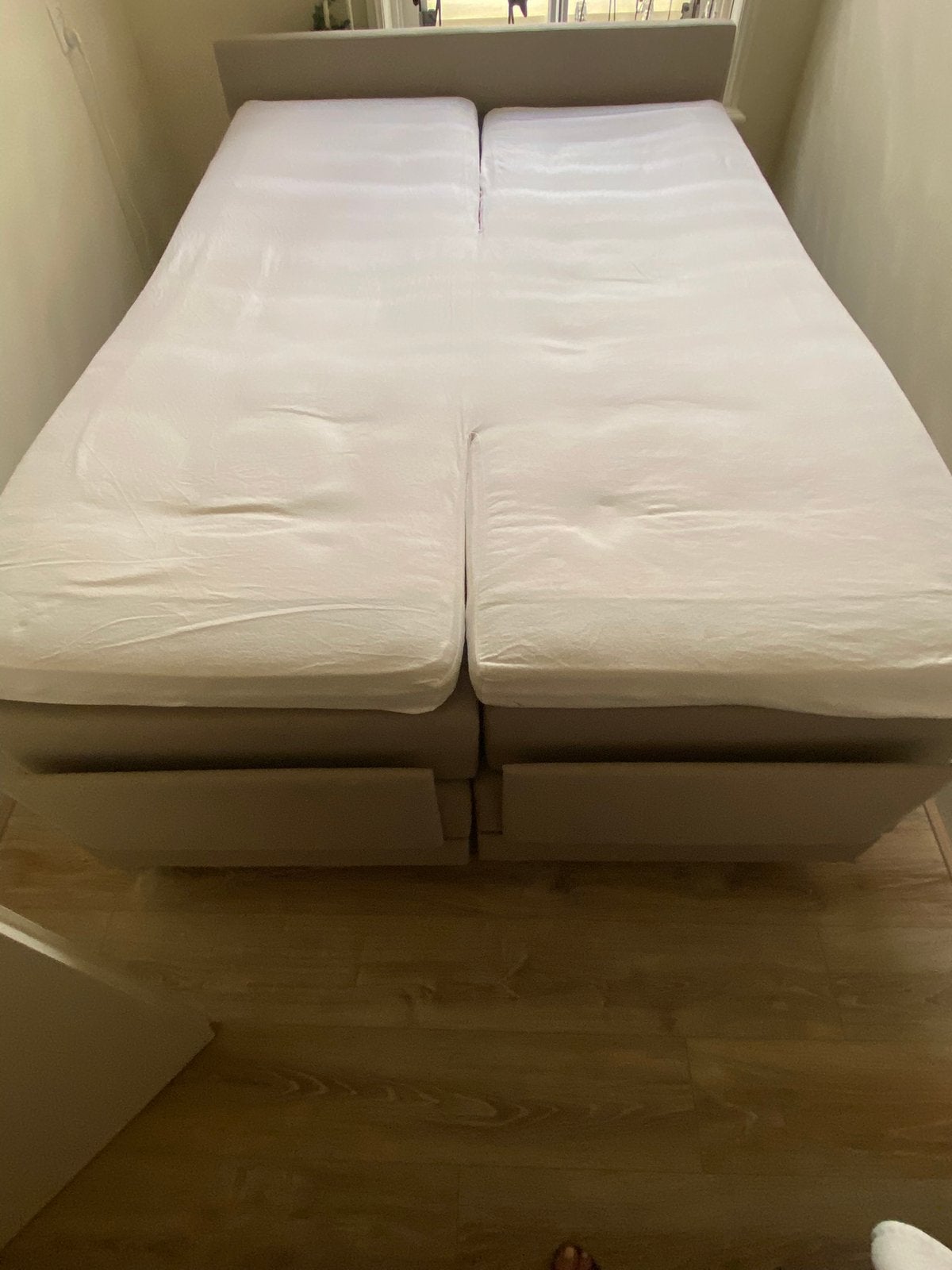 Mooie beige twee persoonsbed, elektrische bediening, Ophalen, Beige, Tweepersoons, 140 cm
