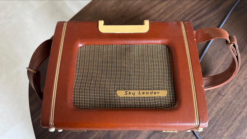 Vintage Sky Leader Transistorradio (1958) - Bruin Leer, Ophalen of Verzenden, Gebruikt, Transistorradio