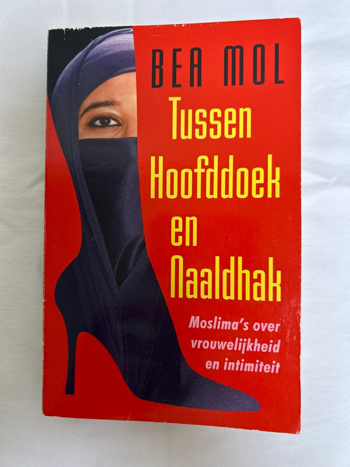 Bea Mol - Tussen Hoofddoek en Naaldhak (Moslima's), Ophalen of Verzenden, Gelezen, Nederland