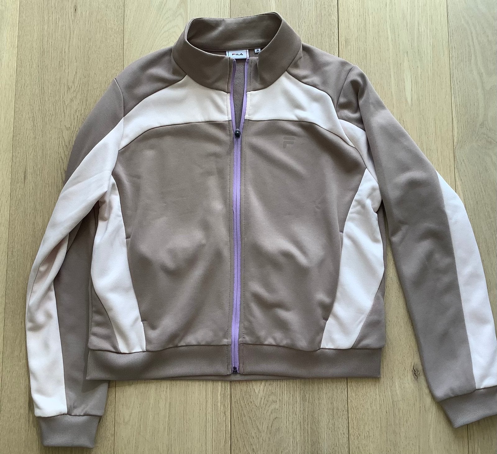 FILA sportjack beige medium zgan heerlijk materiaal, Kleding | Dames, Sportkleding, Maat 38/40 (M), Beige, Overige typen, Ophalen of Verzenden