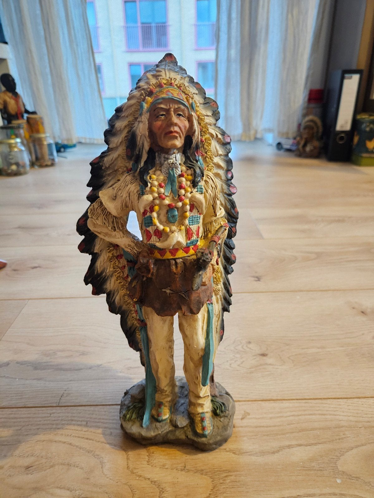 Polystone Beeld Indiaan met Veren Hoofdtooi, Ophalen of Verzenden, Gebruikt, Mens