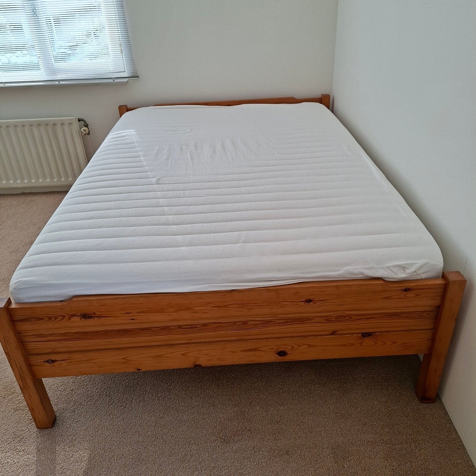 Grenen houten 2-persoonsbed met lattenbodem en matras, Huis en Inrichting, Slaapkamer | Bedden, Ophalen, Bruin, 140 cm, 200 cm