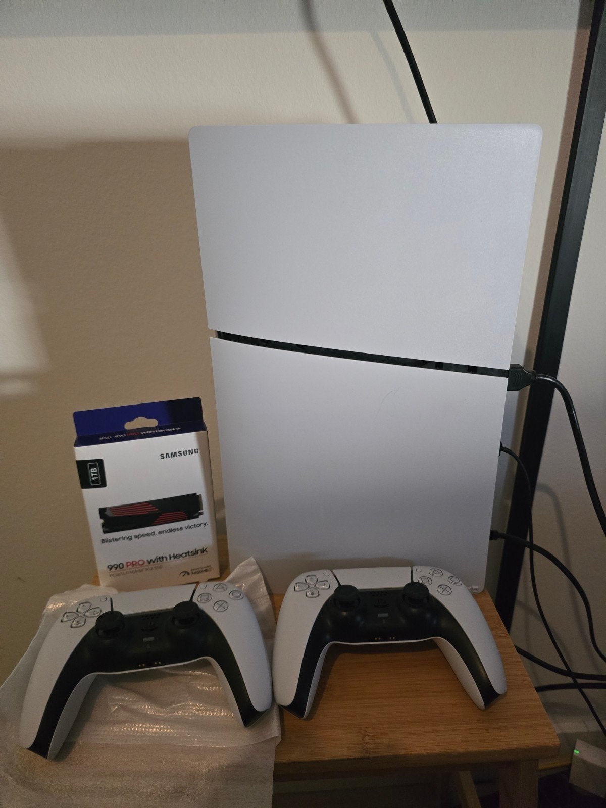 PlayStation 5 met 2TB opslag en 2 controllers, Spelcomputers en Games, Avontuur en Actie, Ophalen of Verzenden, Zo goed als nieuw