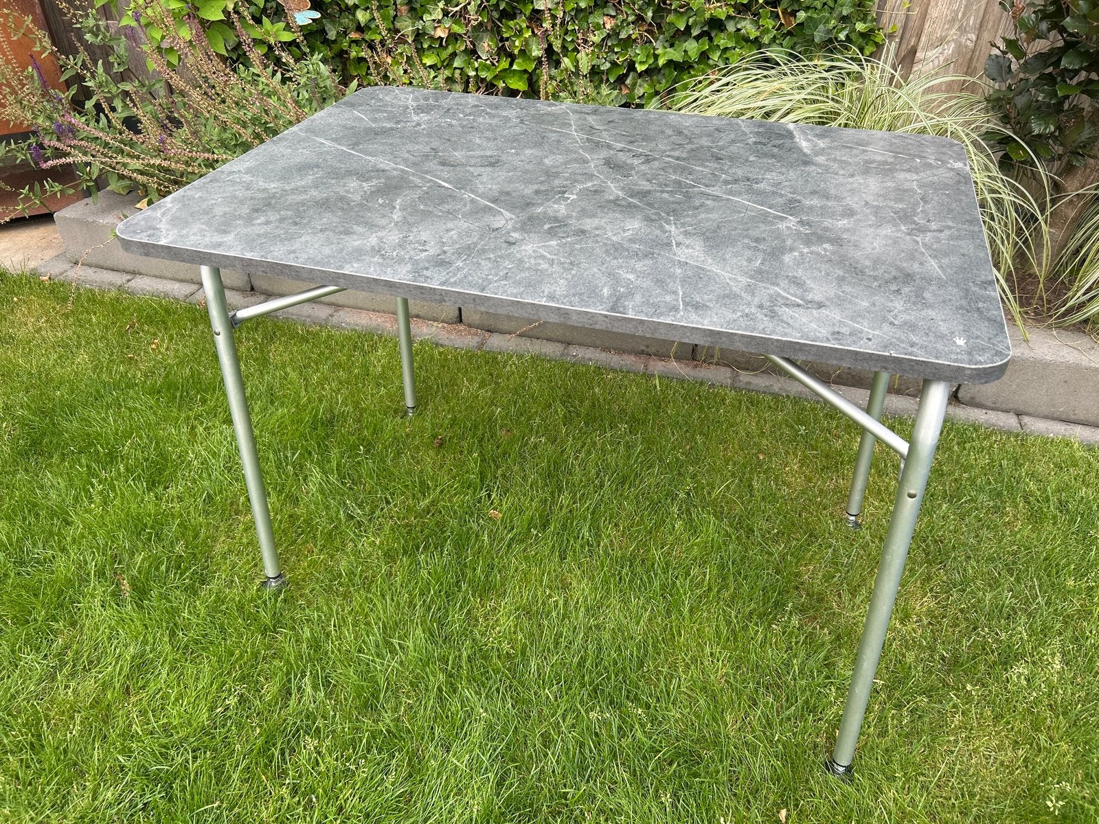 Isabella lichtgewicht campingtafel Grijs marmerlook, Caravans en Kamperen, Ophalen, Gebruikt, Campingtafel