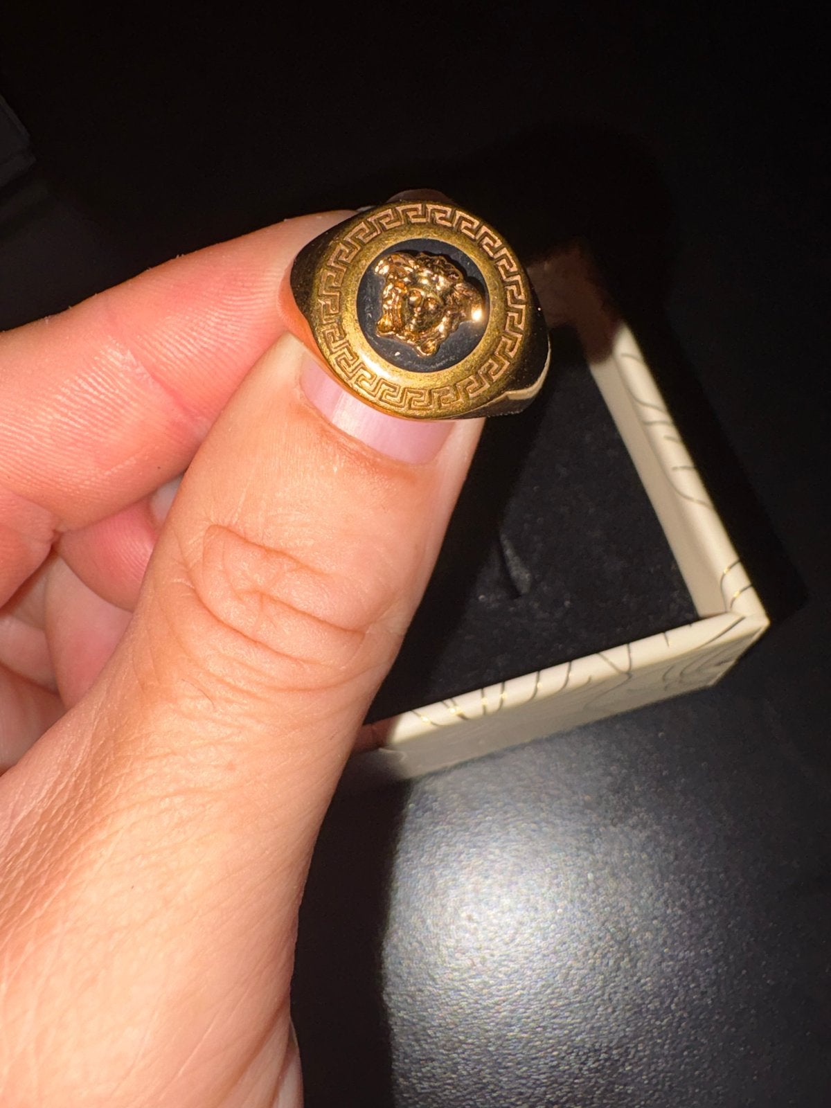 Versace Medusa Ring - Gouden ring, Sieraden, Tassen en Uiterlijk, Ringen, 19 tot 20, Heer, Ophalen of Verzenden, Zo goed als nieuw