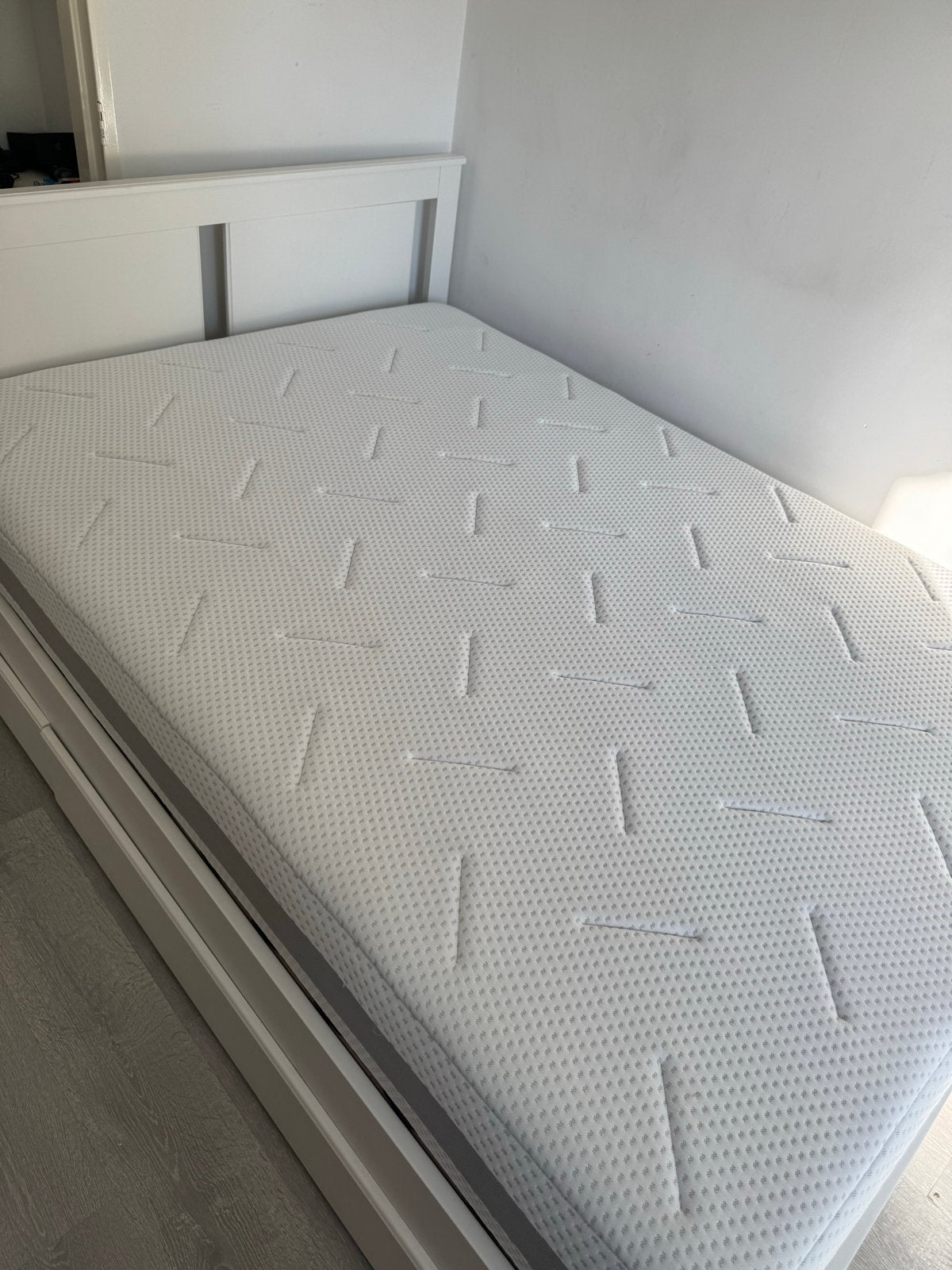 140x200 Bed with Storage Drawers + JYSK WELLPUR Mattress, Huis en Inrichting, Ophalen, 90 cm, Eenpersoons, Wit