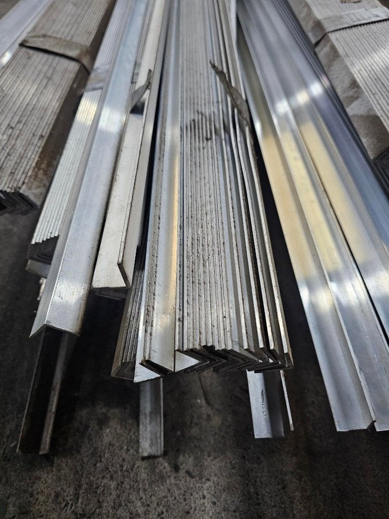 Grote partij aluminium hoekprofiel 20x20x2mm - 280kg, Ophalen, Overige materialen, Nn, Overige typen
