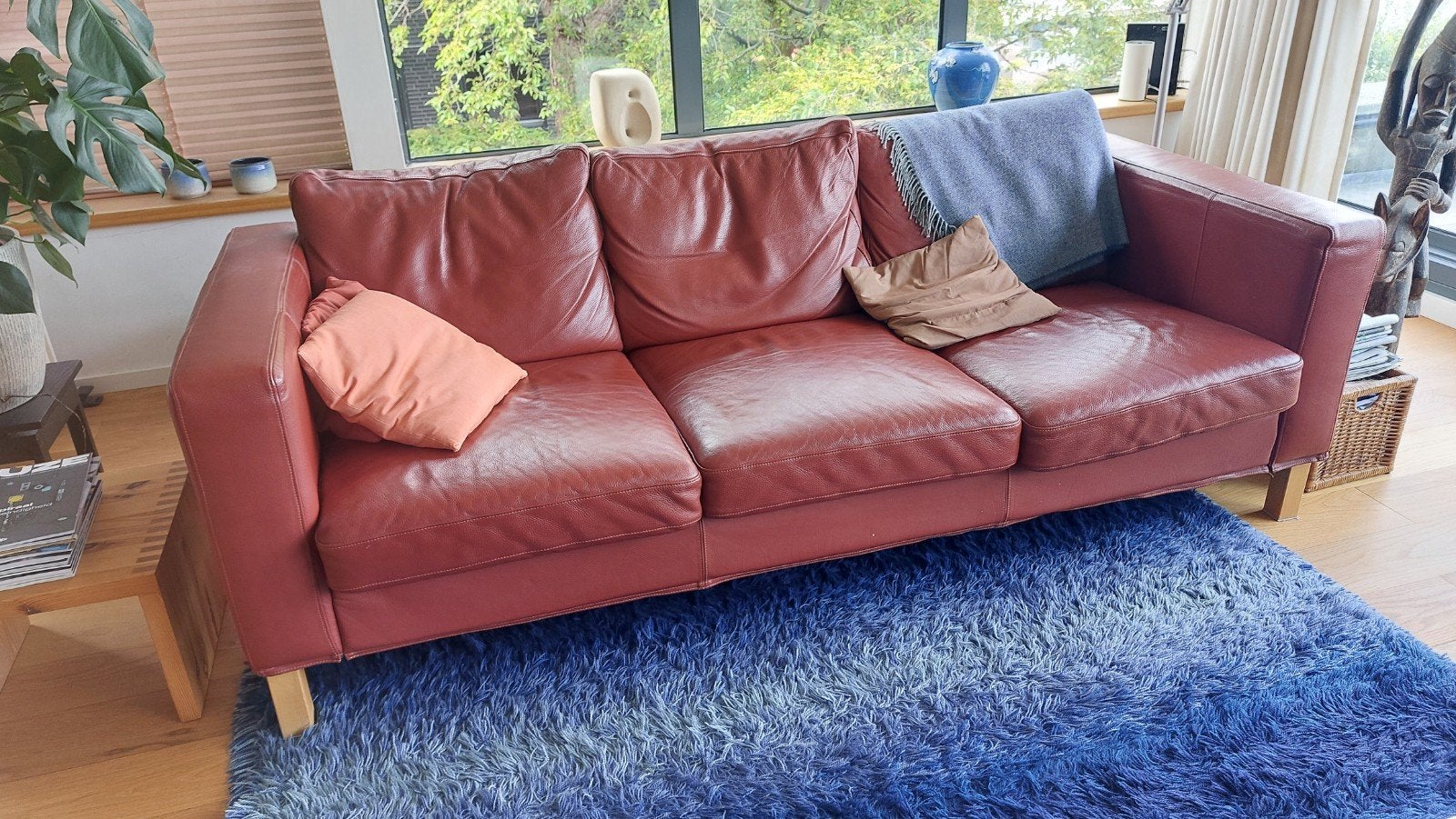 Lederen 3-zitsbank Ikea Karlstad kleur terracotta rood., Huis en Inrichting, Banken | Bankstellen, Gebruikt, Driepersoons, Ophalen of Verzenden