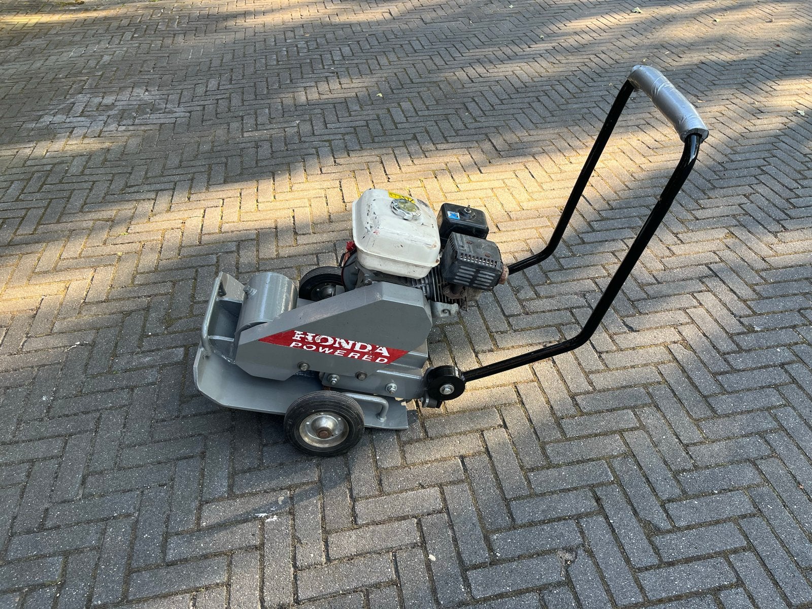 Te huur trilplaat 1600Kp slagkracht, Tuin en Terras, Grasmaaiers, Ophalen of Verzenden, 50 cm of meer