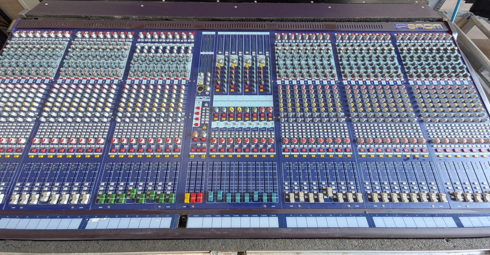 Midas Verona 48-kanaals mengpaneel met flightcase, Ophalen, Gebruikt, 20 kanalen of meer, Microfooningang