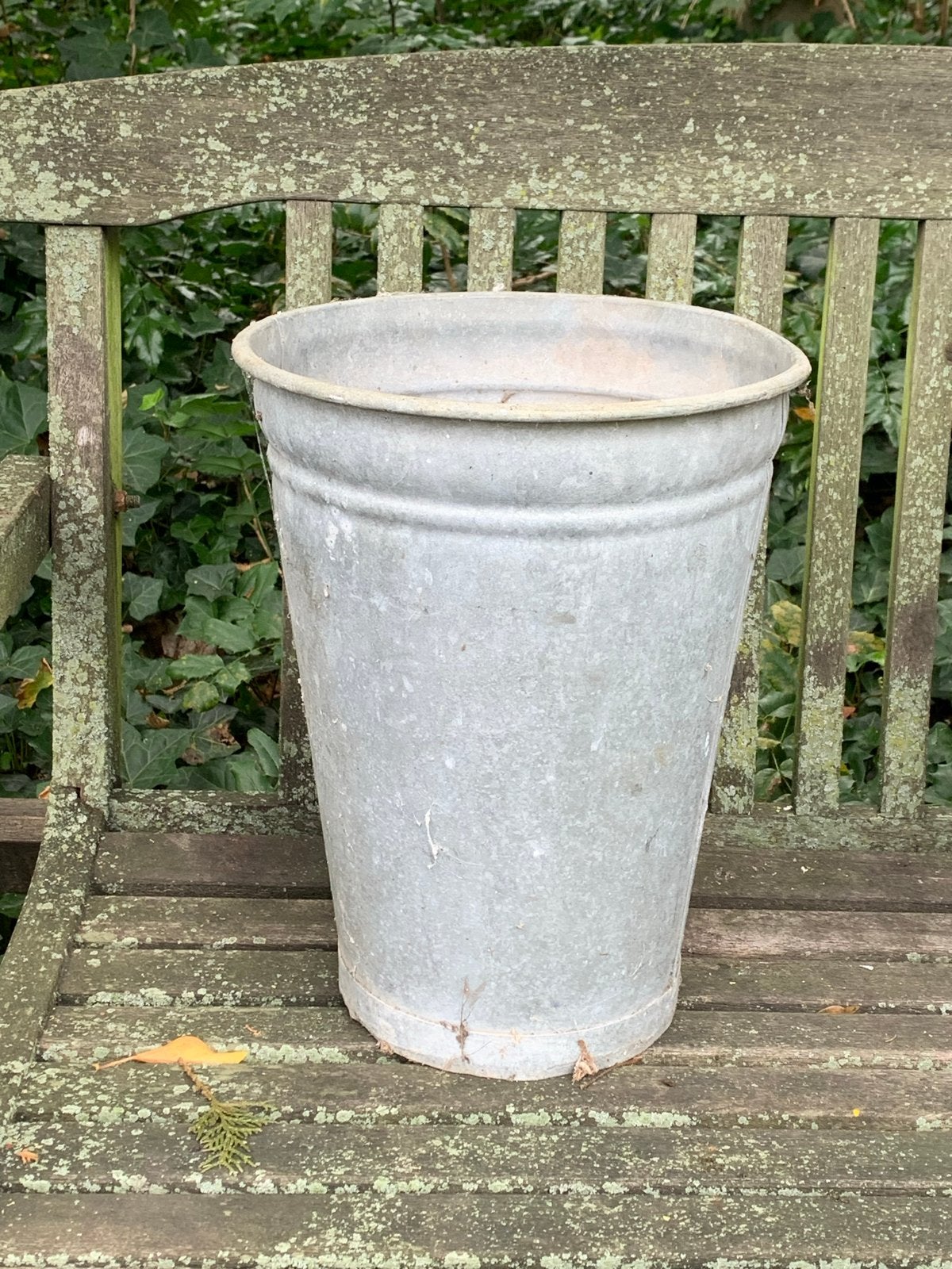 Zinken bloempot/emmer, 25 tot 40 cm, Gebruikt, Rond, Binnen