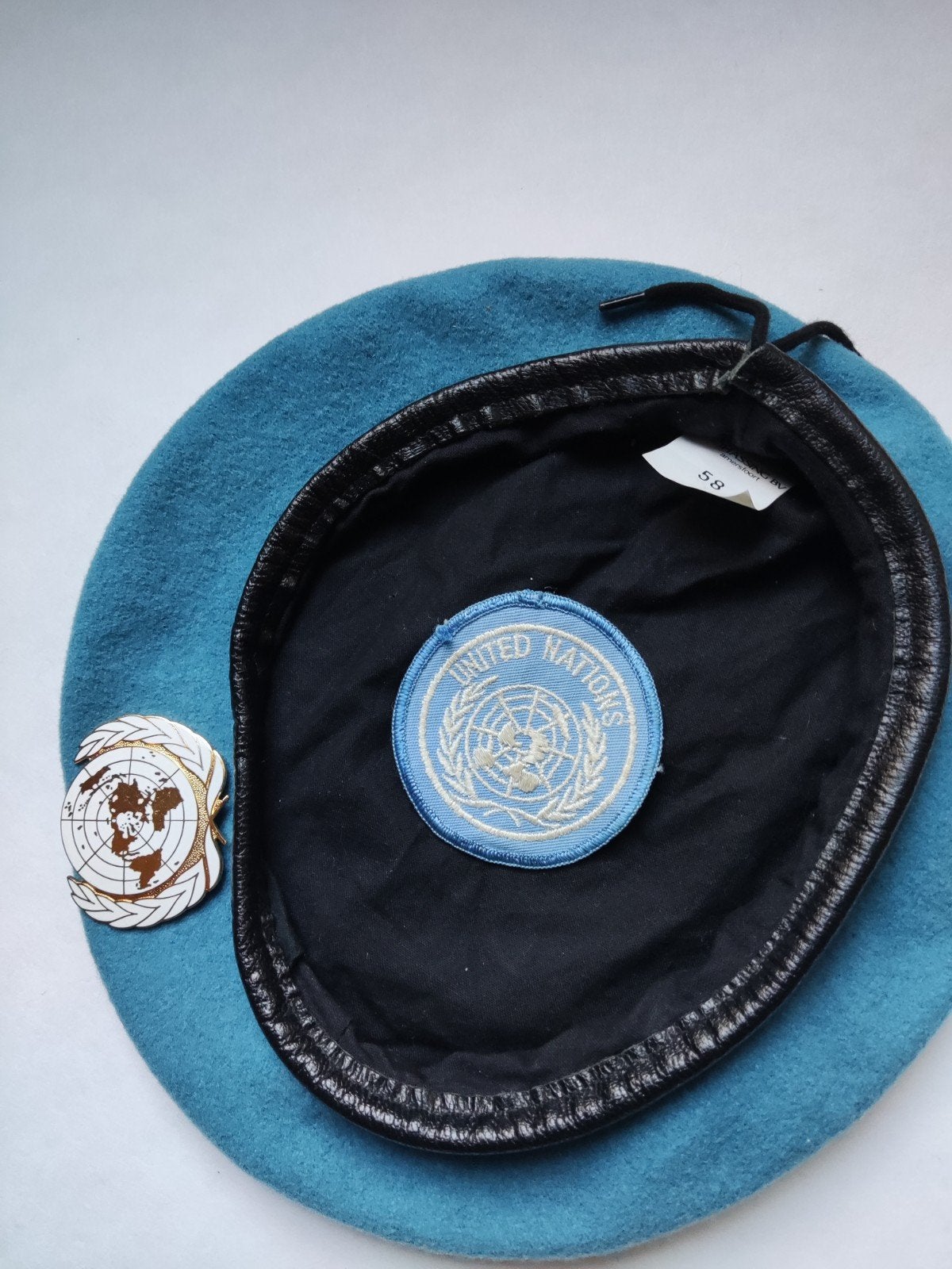 UN baret en mouwembleem, Verzamelen, Ophalen of Verzenden, Landmacht, Nederland, Helm of Baret