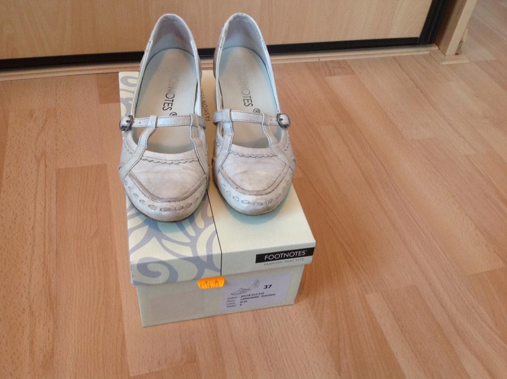Footnotes ballerina’s met hakje 4 cm, mt 37,5, beige/wit, Beige, Zo goed als nieuw, Ballerina's, Ophalen of Verzenden