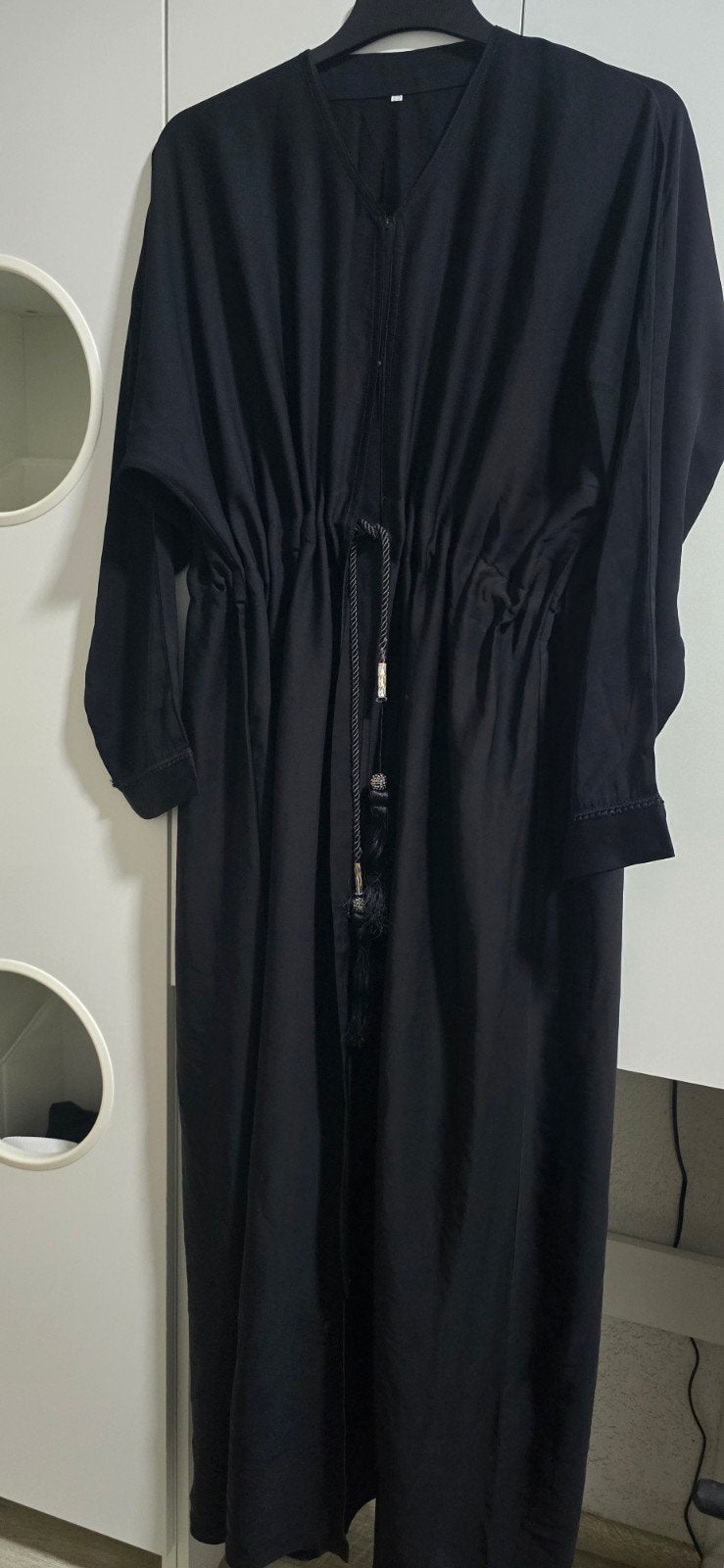 Zwarte Abaya met kwastjes en trekkoord, Kleding | Dames, Maat 38/40 (M), Zwart, Nieuw, Ophalen of Verzenden