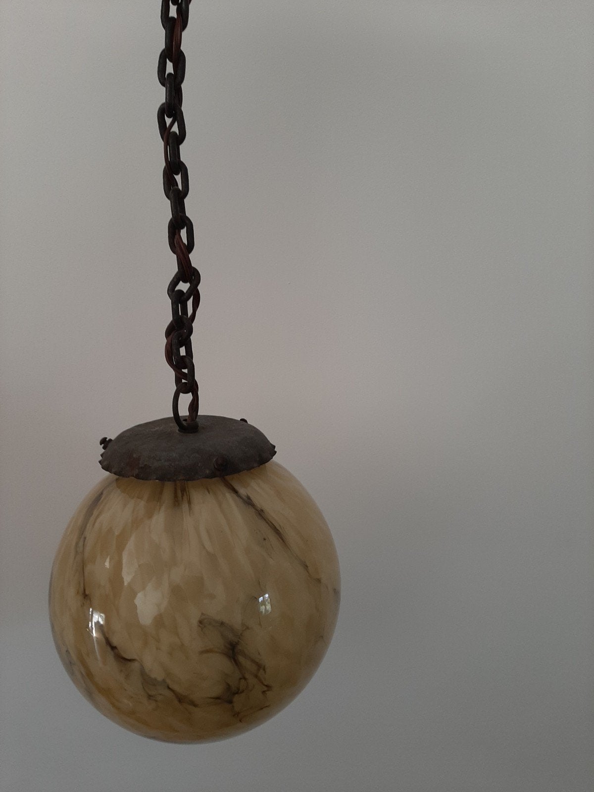 Vintage hanglamp met gemarmerde glazen bol, Antiek en Kunst, Ophalen