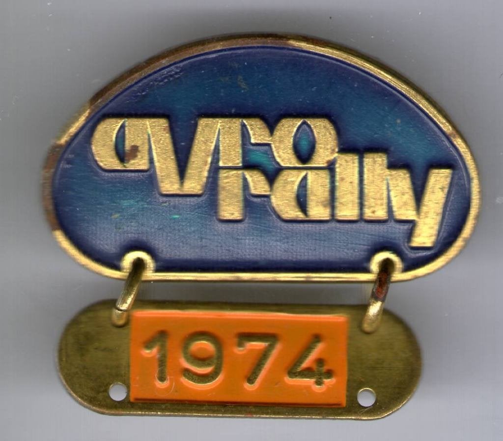 AVRO Rally 1974 koper broche ( V_242), Verzamelen, Verzenden, Zo goed als nieuw, Sport, Speldje of Pin