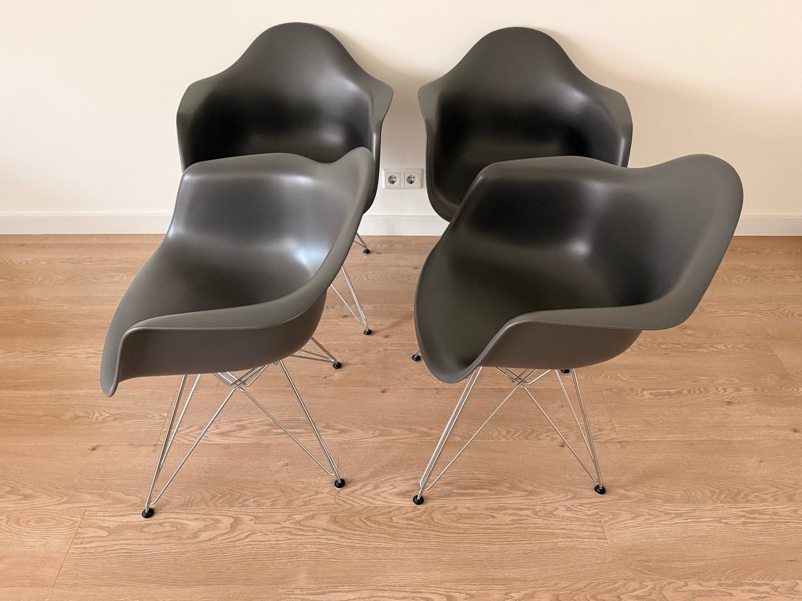 Vitra Eames DAR eetkamerstoelen. 4 stuks, Huis en Inrichting, Stoelen, Zo goed als nieuw, Vier, Kunststof, Grijs, Ophalen